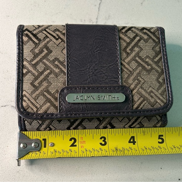 Jaclyn Smith small brown wallet in excellent condition. - Picture 4 of 8